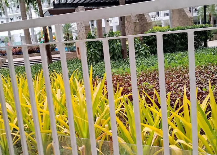101-2br-1bed Quenn-1single-1-pullout 2 Sofa 2-cr Pool View With Balcony Manilla